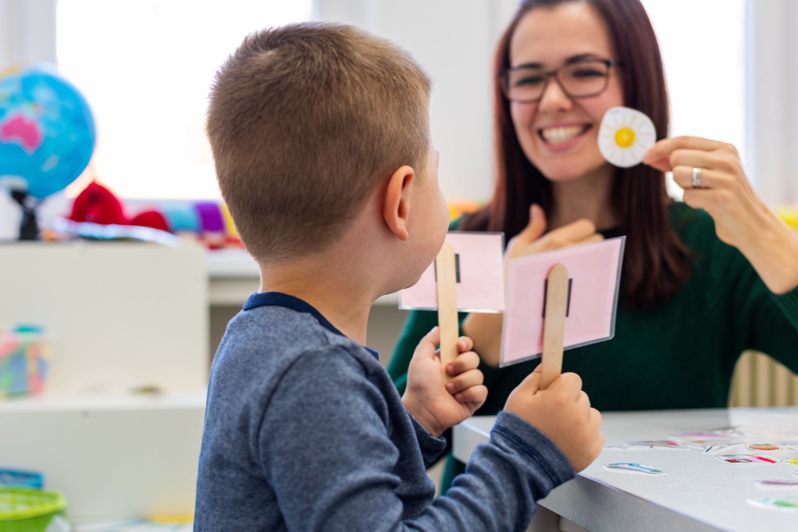 Kind mit Logopädin (Foto: Adobe Stock)