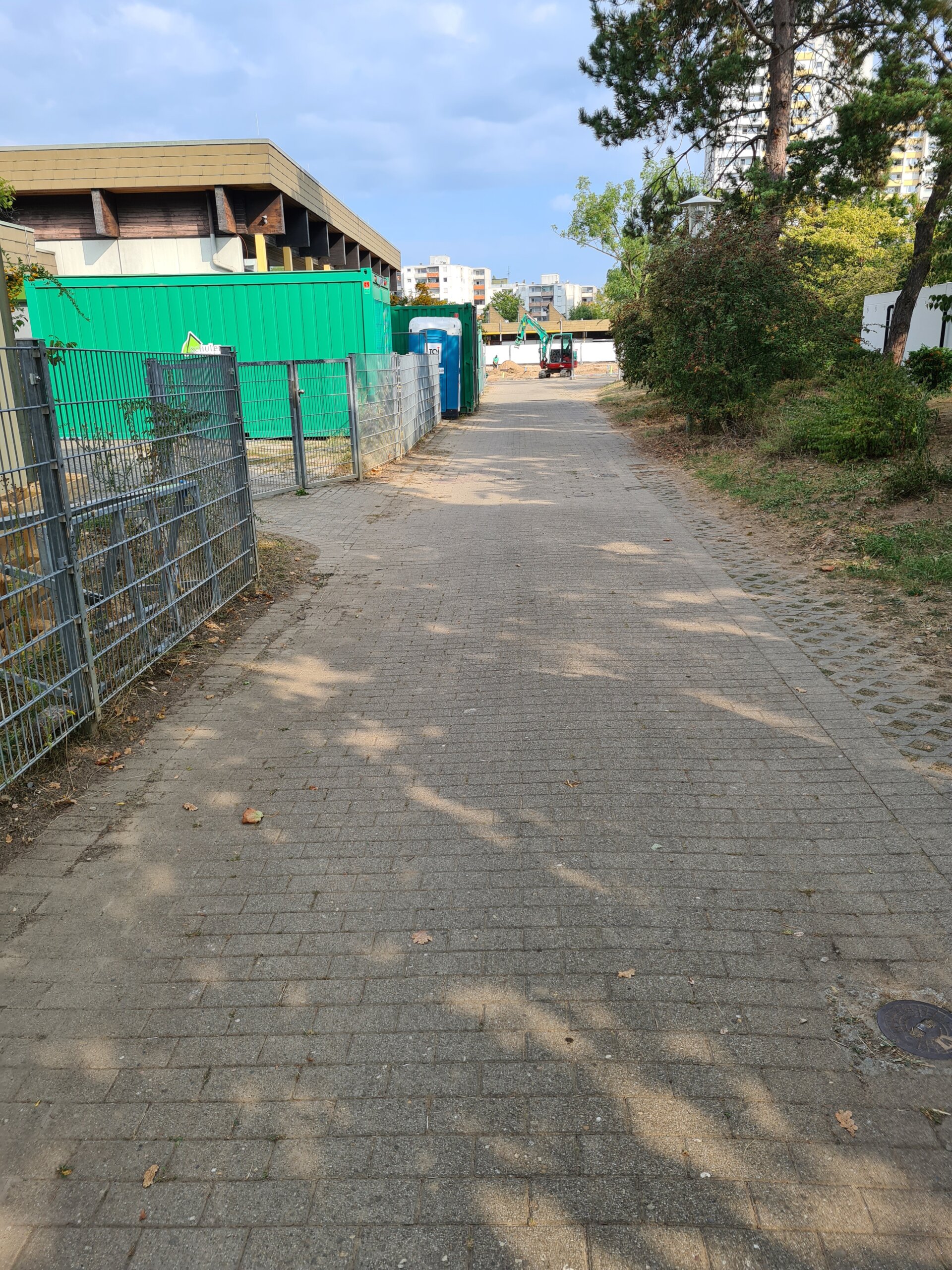 Weg zwischen IGSLO (re.) und Mosaikschule (li.) zur Baustelle (Foto: Kiz LU)