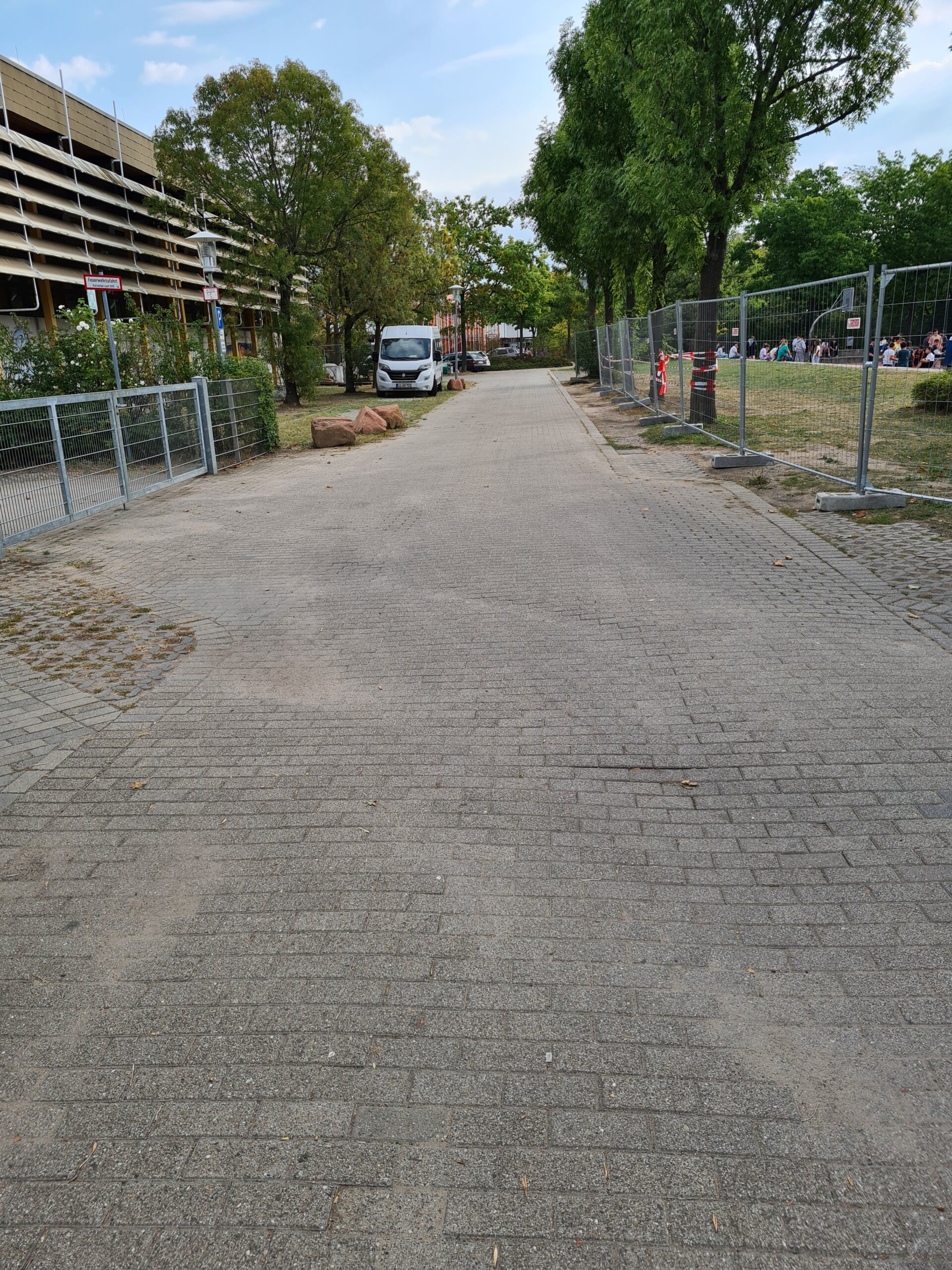 Weg zwischen Mosaikschul-Sporthalle (li) und Sport-/Basketballplatz (re.) (Foto: kiz LU)