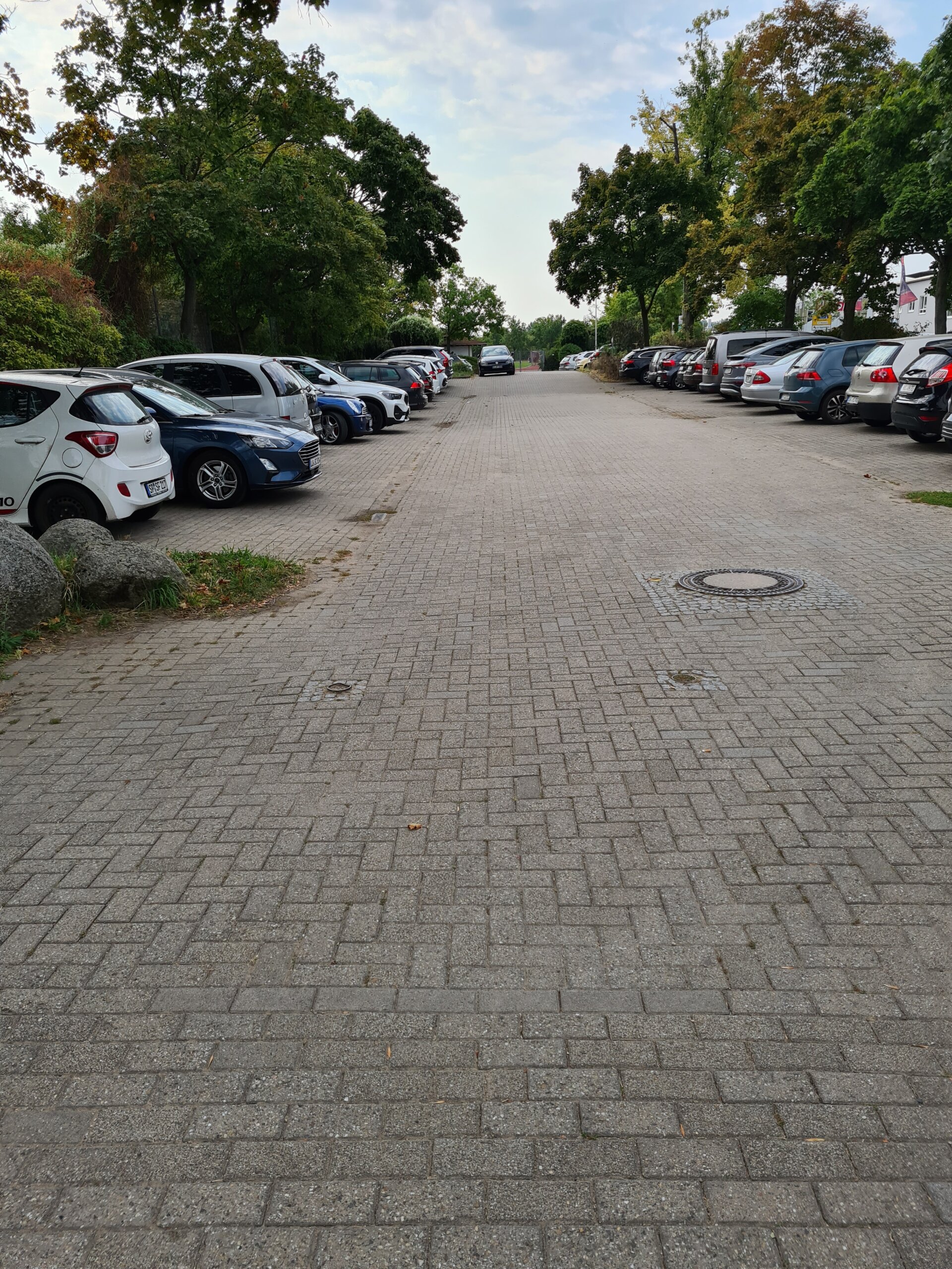 Parkplatz der Lehrkräfte der Mosaikschule (Foto Kiz LU)