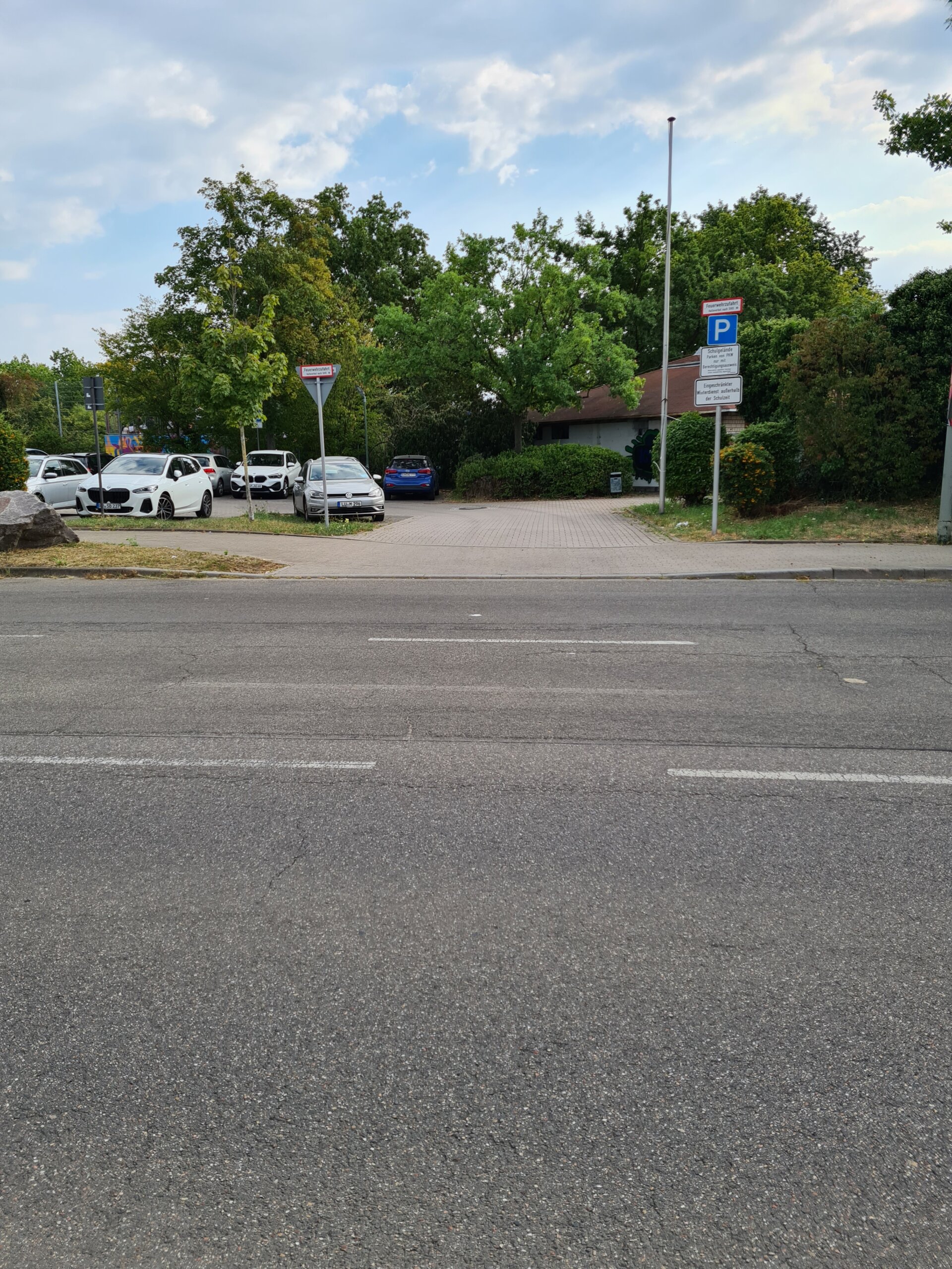 Einfahrt von Ruchheimer-Straße auf den Lehrkräfte-Parkplatz (Foto: Kiz LU)