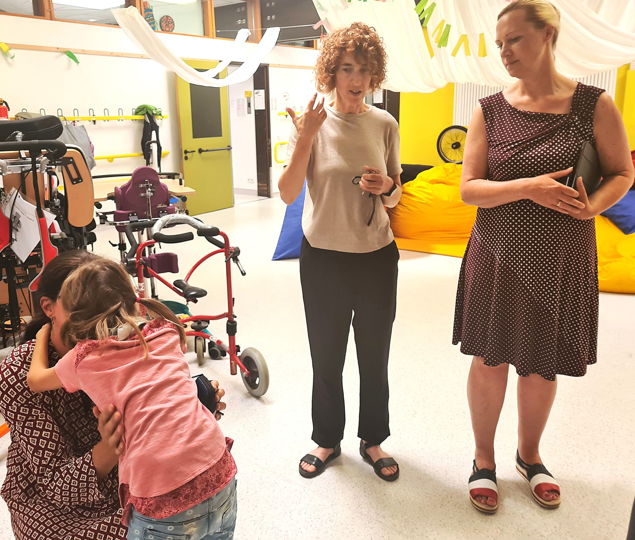 Sozialministerin Dörte Schall (re.) besucht am 18.8.2025 die Mosaikschule - hier mit Schulrektorin Sabine Emunds (Foto: Kiz LU)