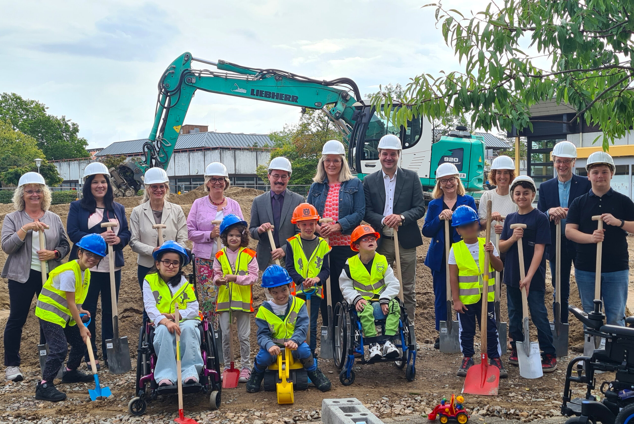 Feierlicher erster Spatenstich zum Mosaikschul-Erweiterungsbau 5.9.2025 (Foto: Kiz LU)